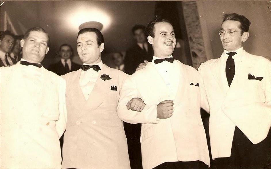 Alfredo Gobbi (segundo por la izquierda) con Osvaldo Pugliese (el cuarto) y los directores Eugenio Nobile y Panchito Cao, ambos destacados músicos de jazz, con pasado tanguero. | <a href="https://tangosalbardo.blogspot.com/">Tangos al bardo</a>