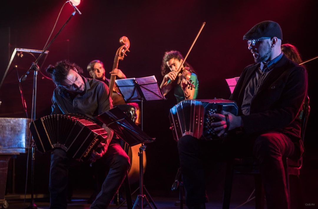 Ciliberto, junto a Damián Cegarra, que, al margen de Ballena Blanca, dirige su propio proyecto personal —Mala racha, con composiciones propias— y, más atrás, Anahí Meléndez, violinista del octeto desde su fundación en 2019. Meléndez integra también las orquestas Cuerdas del Plata y Típica de Julián Peralta.