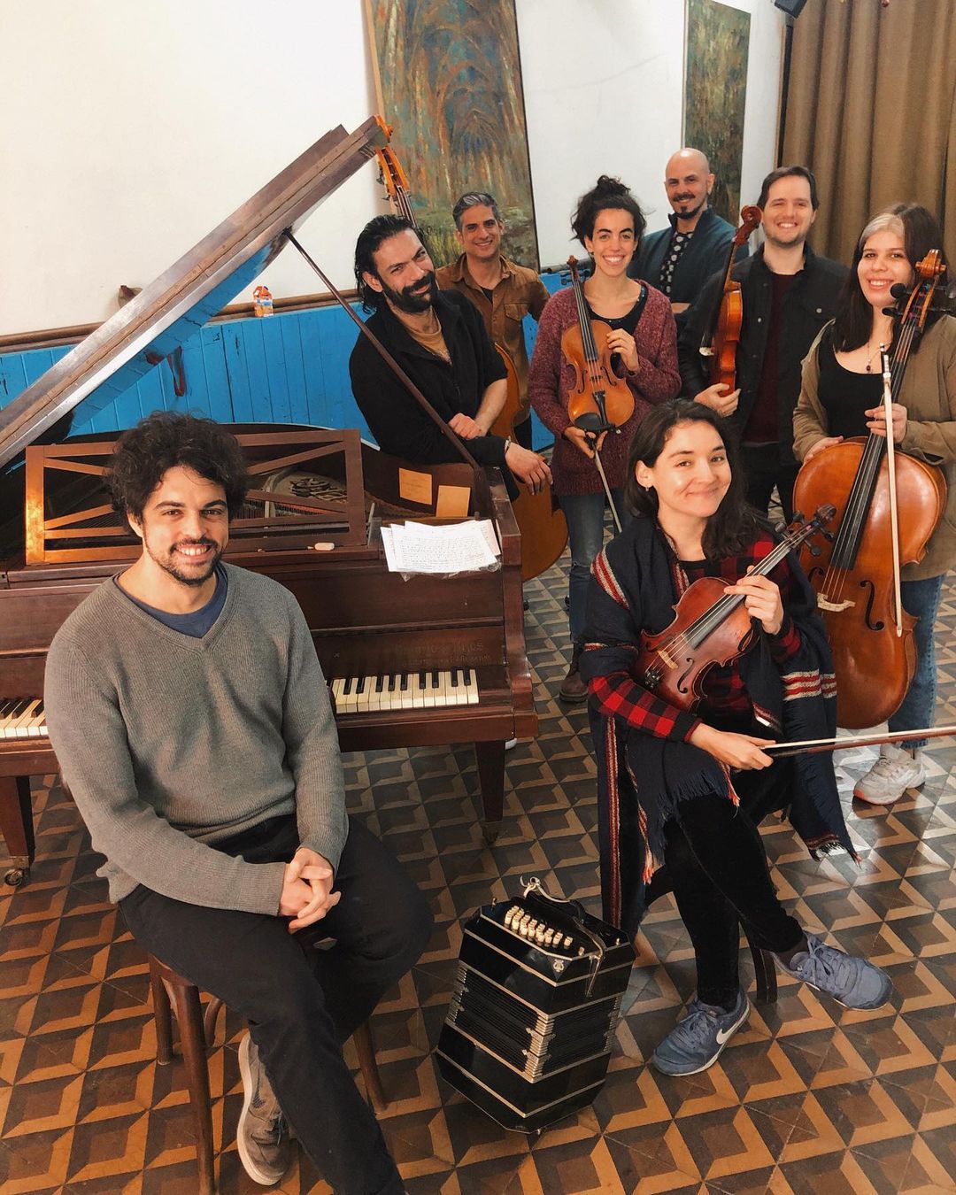 En primer plano, el pianista Néstor Domínguez —toca también con Cegarra en Pura racha— y la violinista Irán Lovazzano —integrante a la vez de Cuerdas del Plata—, nuevos integrantes del octecto. Más atrás, dos integrantes del octecto desde su creación: la cellista Isabela Domínguez Valetti y el violista Federico Butera, miembro también de Cuerdas del Plata.