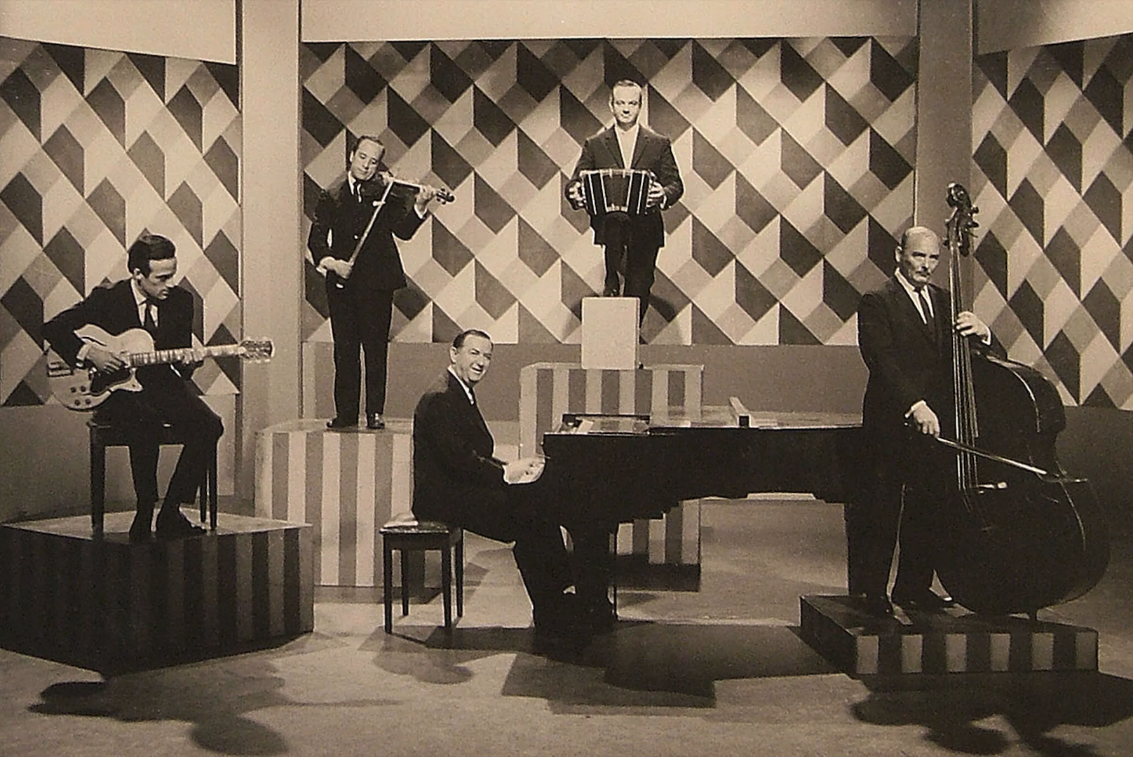 Astor Piazzolla con su Quinteto del Tango Nuevo en 1962. Lo acompañaban Oscar López Ruiz (guitarra eléctrica), Antonio Agri (violín), Jaime Gosis (piano) y Kicho Díaz (contrabajo).
