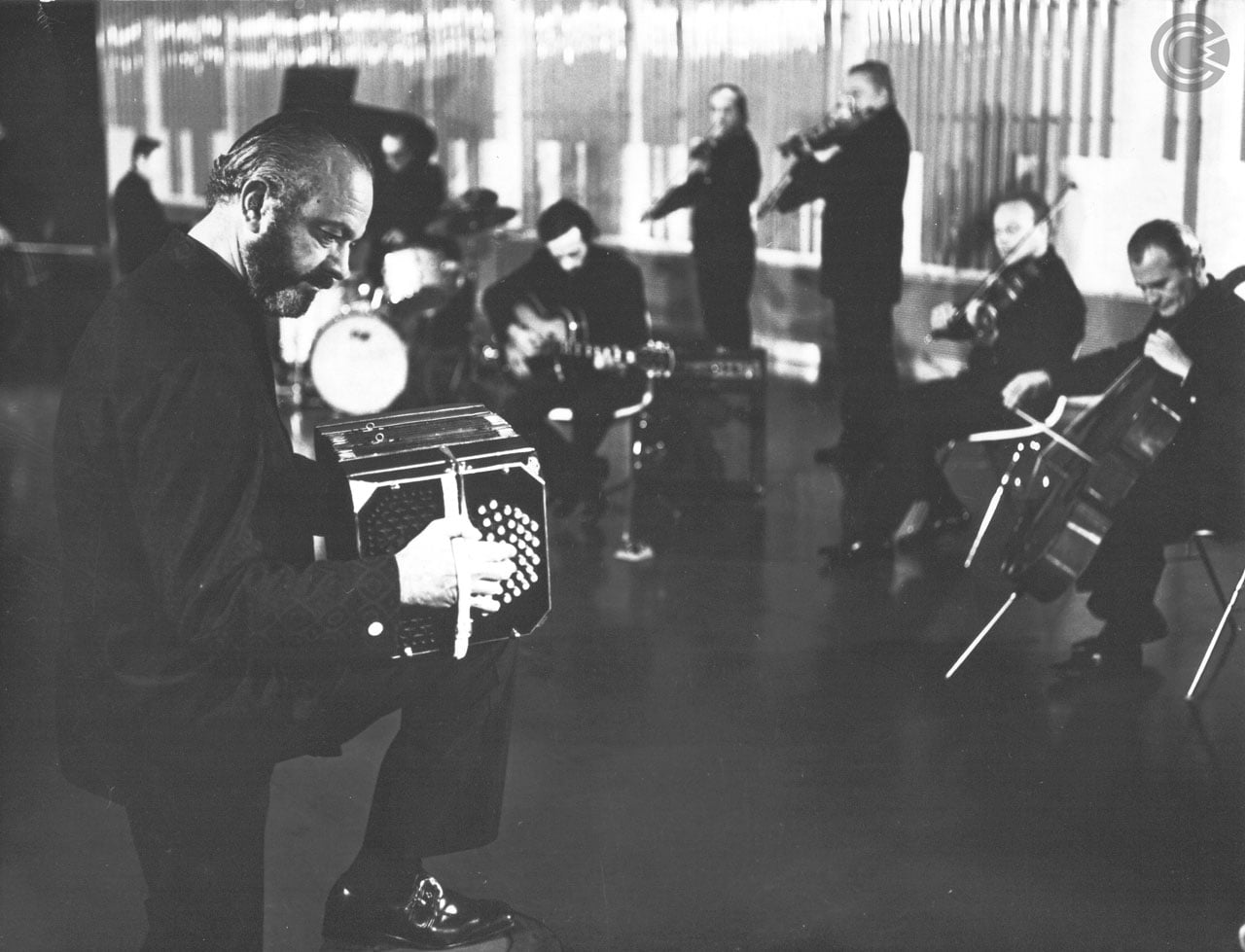Piazzolla con su Conjunto 9 o Noneto, en 1972, ya con Osvaldo Tarantino al piano en reemplazo de Osvaldo Manzi, quien había grabado, un año antes, el primero de los dos discos de la formación. Hay un tercer registro sonoro, de una toma en directo de no muy buena calidad, en Roma, de 1972.